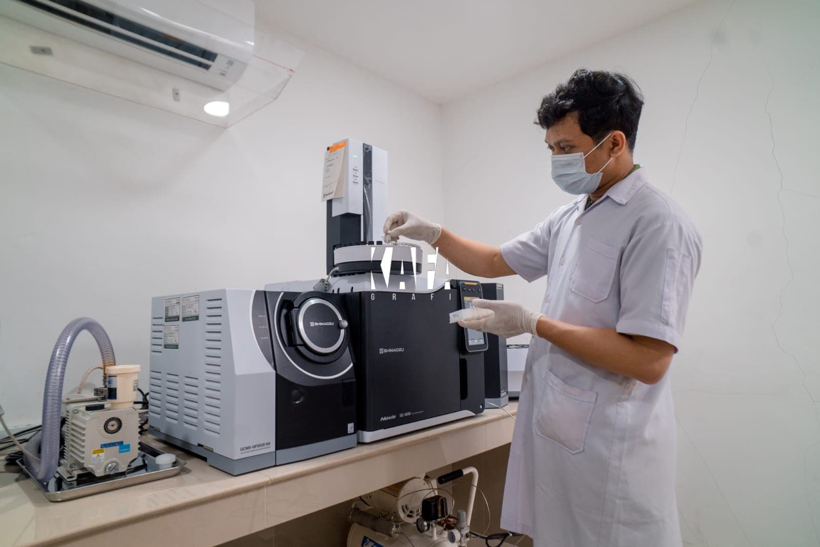 Modern pharmaceutical manufacturing facility with clean production lines